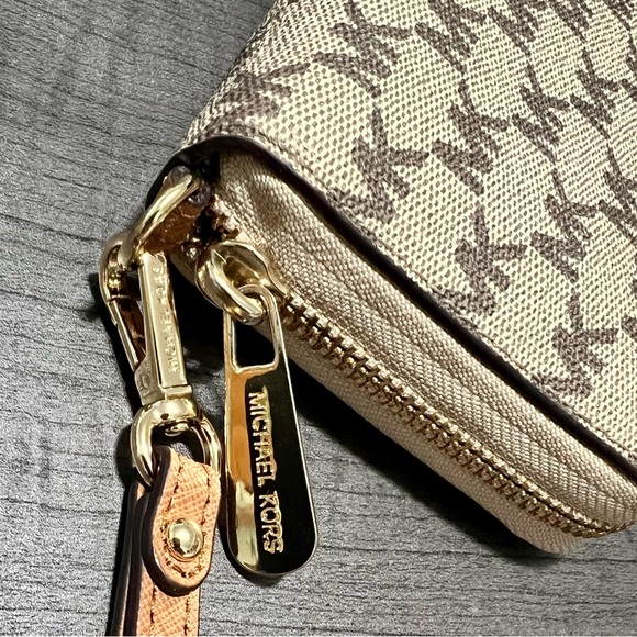 Michael Kors Wristlet - Picture 2 of 9